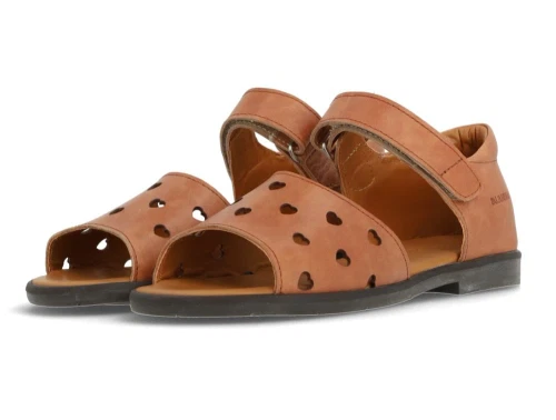 Angulus sandal tan med hjerter som er udstansede i læderet- sandalen er til børn